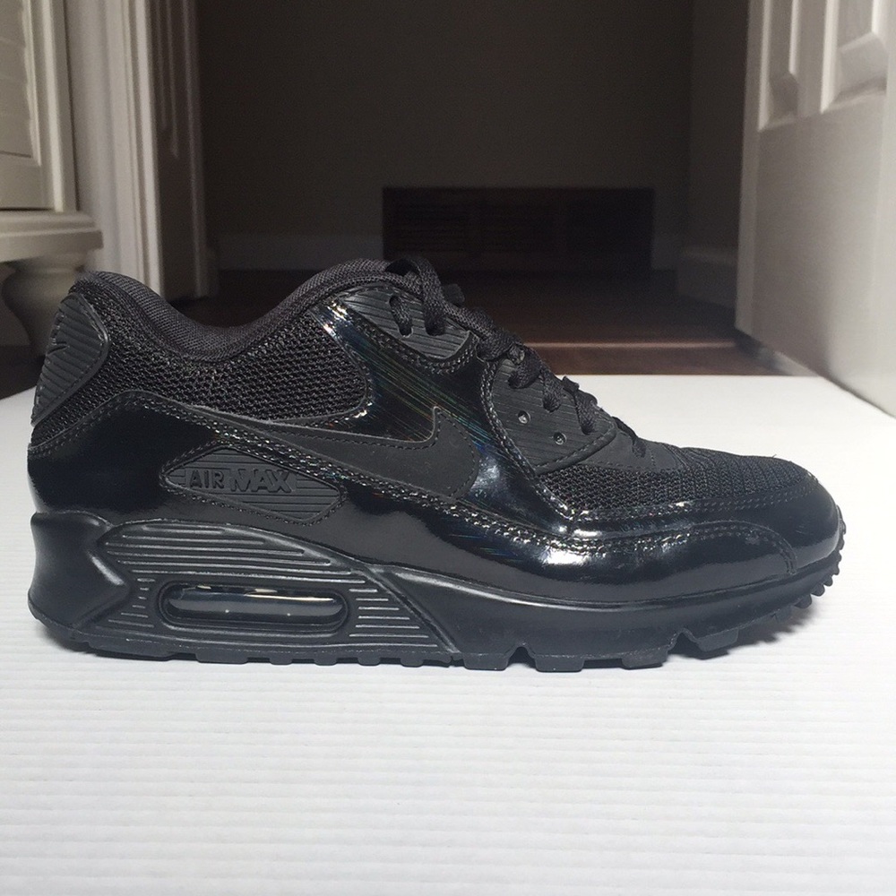 Women’s Nike air max 90 casual, tennis shoes.